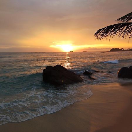 Happy Beach Resort Unawatuna Exterior foto
