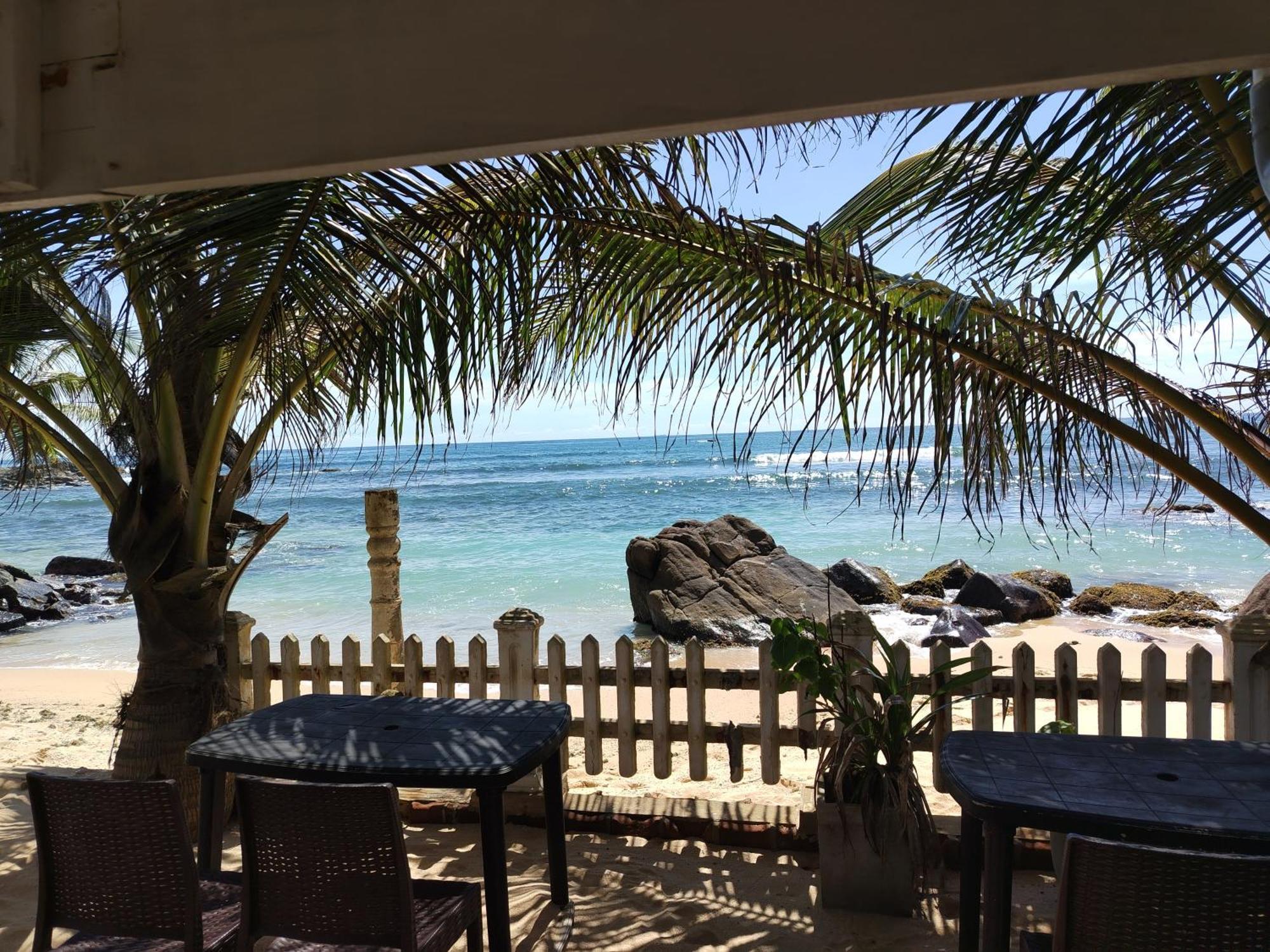 Happy Beach Resort Unawatuna Exterior foto