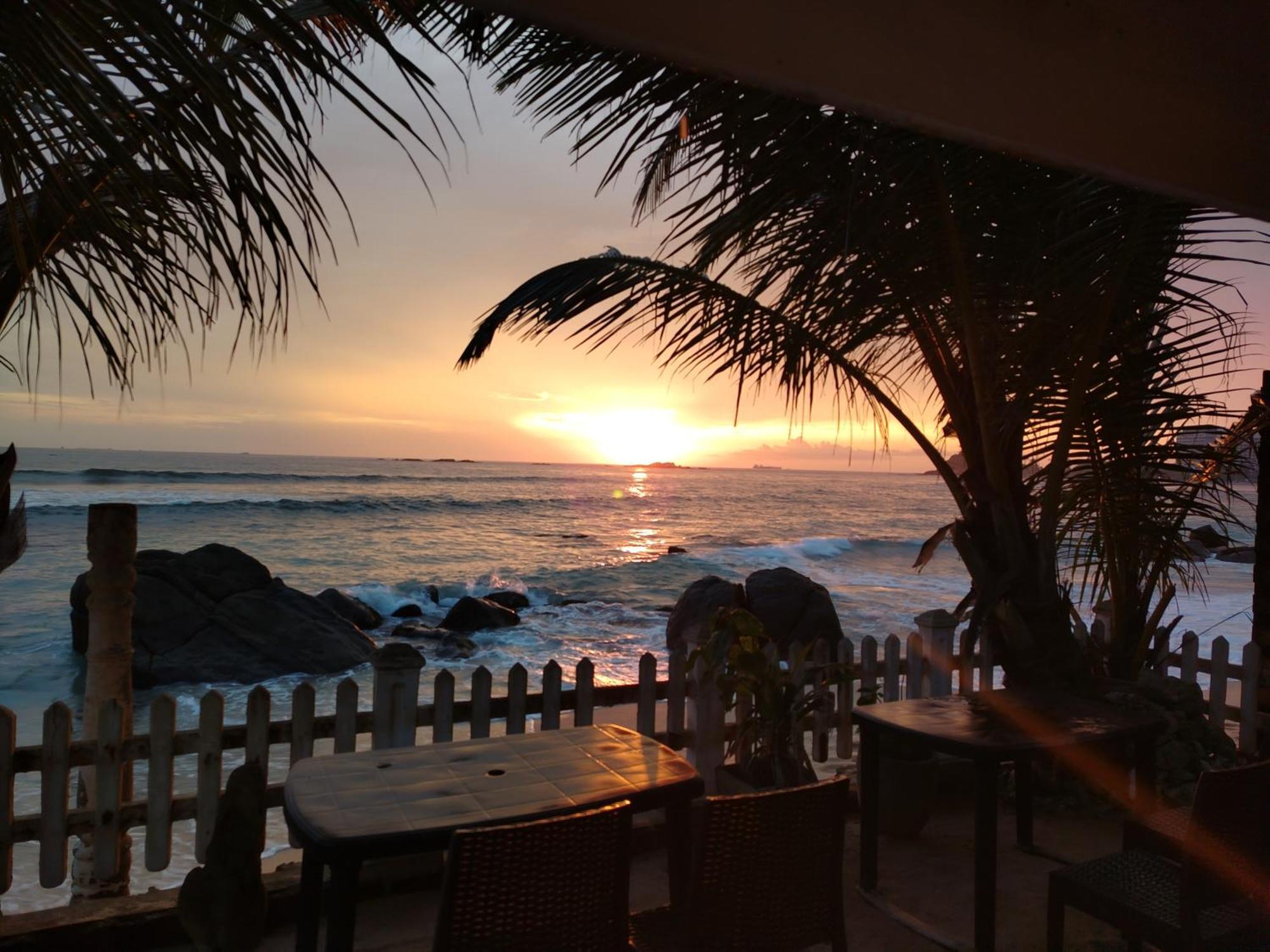 Happy Beach Resort Unawatuna Exterior foto
