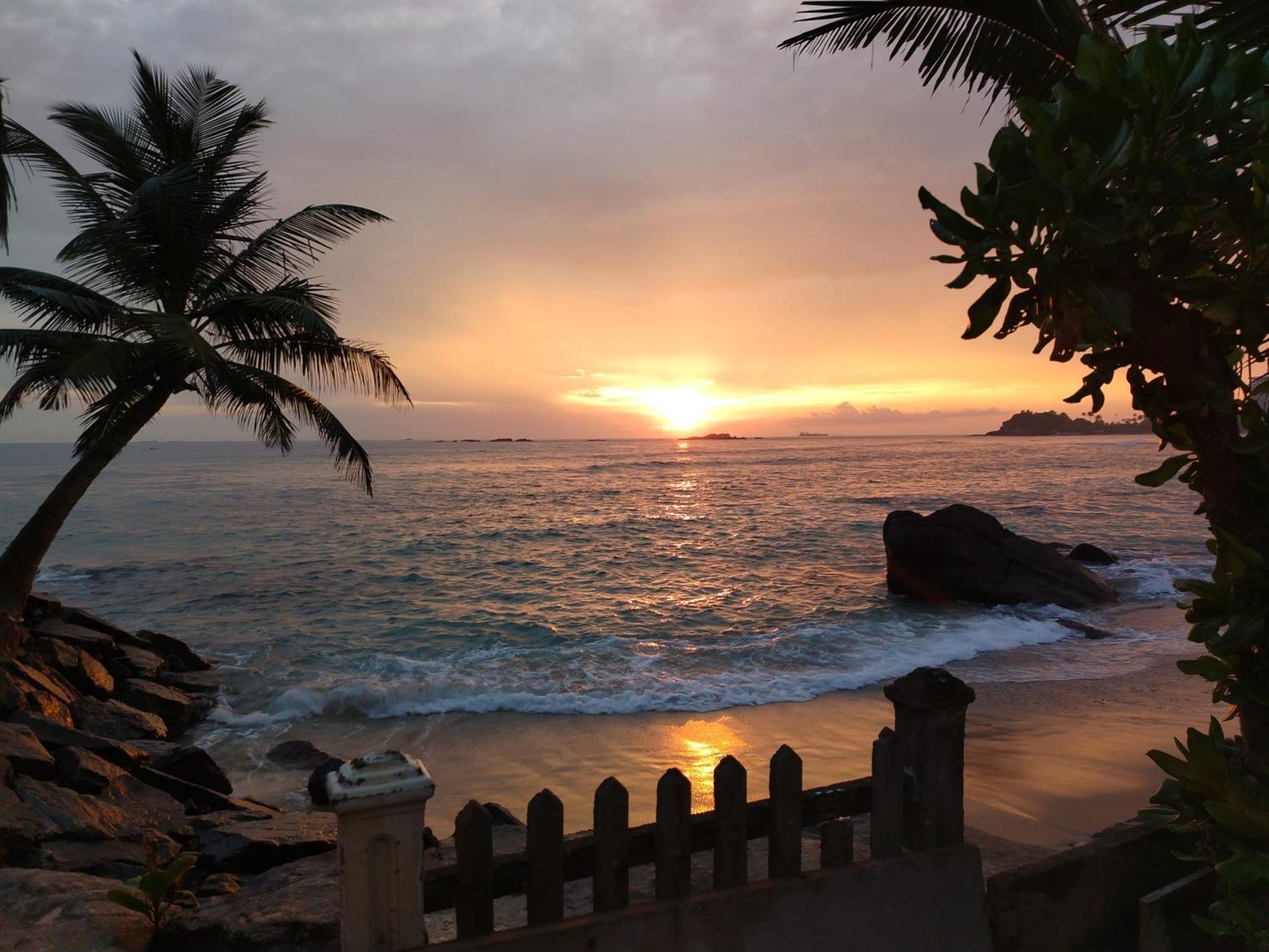 Happy Beach Resort Unawatuna Exterior foto