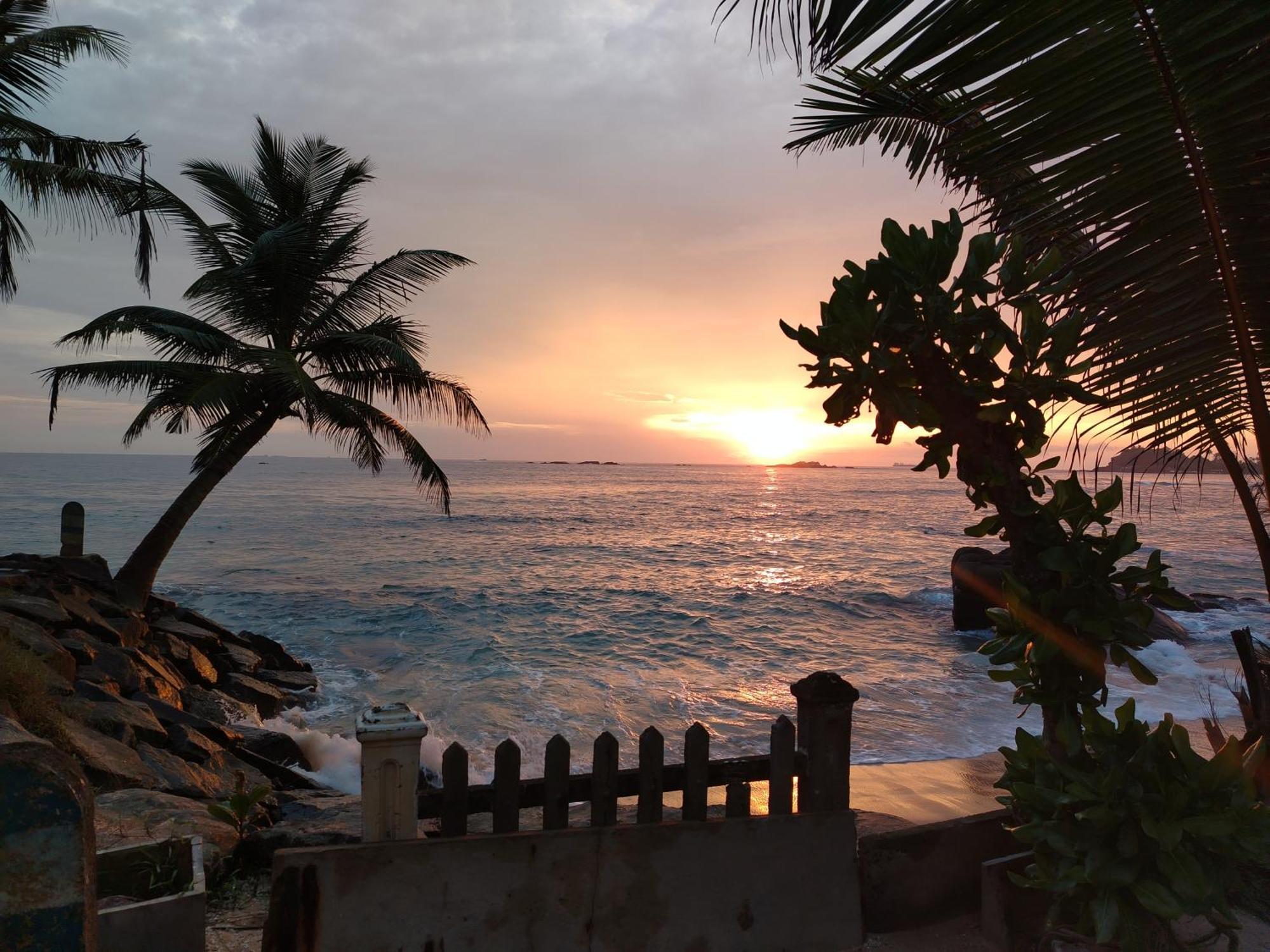 Happy Beach Resort Unawatuna Exterior foto